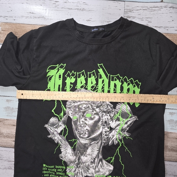 Lot of 3 Men's Short Sleeve Graphic Tee's - Picture 6 of 8